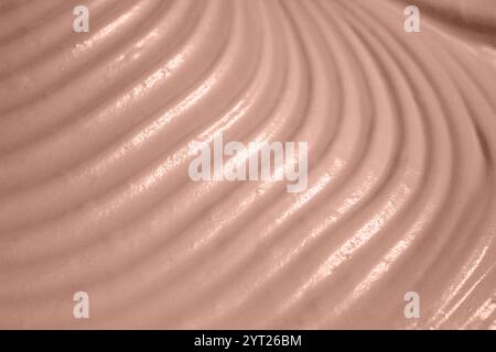 Sfondo crema Mocha Mousse. Mescolare la mousse miscelata. Prodotti cosmetici o lattiero-caseari. Vista dall'alto delle spirali per liquidi. Idromassaggio cremoso. Dessert alla vaniglia montato. Co Foto Stock