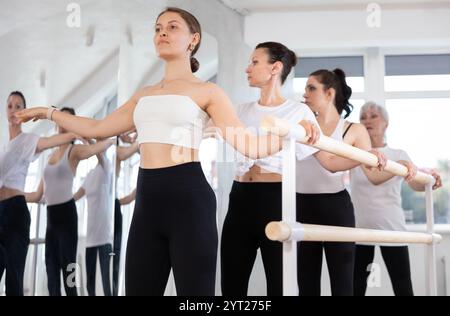 Gruppo di donne che praticano al balletto barre Foto Stock