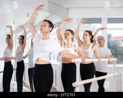 Gruppo di donne che praticano al balletto barre Foto Stock