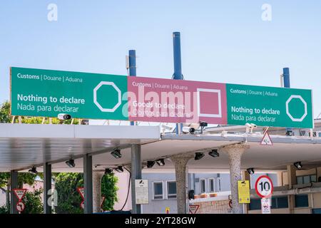 Cartelli bilingue presso un posto di controllo doganale che indicano le corsie per nulla da dichiarare e le merci da dichiarare, garantendo un passaggio agevole per i viaggiatori Foto Stock