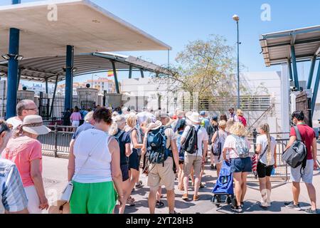 I turisti che entrano nel controllo di frontiera di Gibilterra in una giornata di sole. GIBILTERRA, REGNO UNITO - 20 LUGLIO 2022 Foto Stock