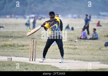 Kolkata, India. 5 dicembre 2024. Un ragazzo gioca a cricket nella zona di Maidan, un parco urbano di Kolkata. (Foto di Dipayan Bose/SOPA Images/Sipa USA) credito: SIPA USA/Alamy Live News Foto Stock