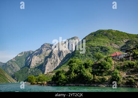 Paesaggio e fiume Drin, Albania Foto Stock