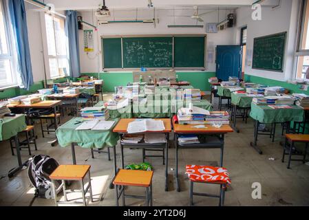 Aula con scrivania e libri di studio presso la scuola media di Zhaozhou, Cina Foto Stock