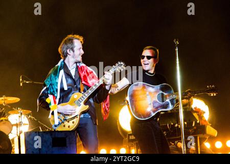 Cage the Elephant: Nick Bockrath, Brad Shultz si esibisce durante il primo giorno del Corona Capital Music Festival 2024 al Autódromo Hermanos Rodríguez di Novem Foto Stock