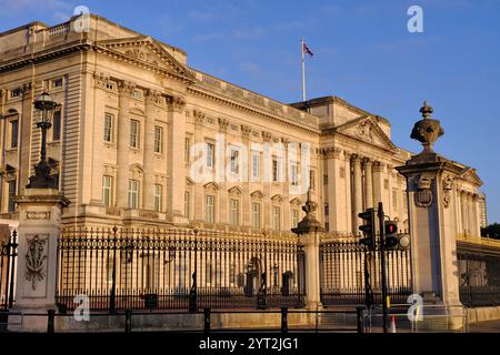 Buckingham Palace si illumina di arancione poco dopo l'alba a Londra, Inghilterra, Regno Unito Foto Stock