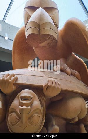 The Raven and the First Man, una scultura circolare scolpita in legno di Bill Reid. Lotta e speranza. Al Museo di Antropologia dell'UBC a Vancouver, Canada Foto Stock