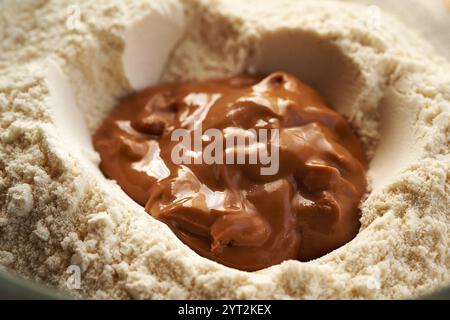 Proteine del siero di latte in polvere e burro di arachidi - ingredienti per barrette di cioccolato senza cottura fatte in casa, primo piano Foto Stock