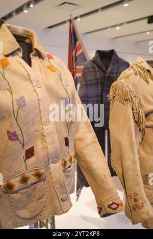 Alcuni dei vestiti tradizionali, guardaroba. Parte dello spettacolo temporaneo, da vedere, da ascoltare al Vancouver Anthropology Museum in BC, Canada. Foto Stock