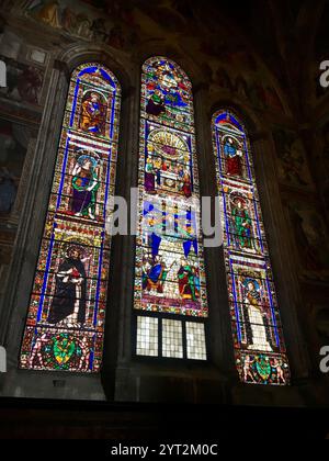 Firenze, Italia - 3 settembre 2018: Vivaci vetrate colorate all'interno della chiesa di Santa Maria Novella con opere d'arte religiose e architettura gotica Foto Stock