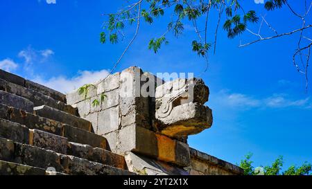 Teste di serpenti piovute coronano tutti e quattro i lati della piattaforma rialzata di venere, un sito per sacrifici e riti a Chichen Itza, in Messico Foto Stock