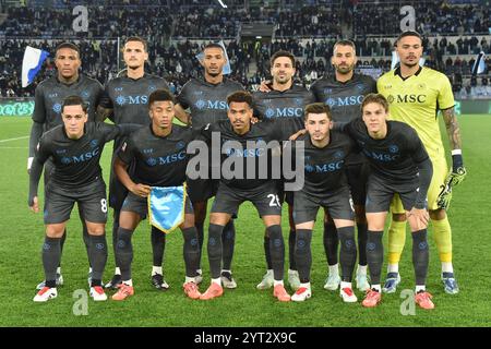 Roma, Lazio. 5 dicembre 2024. I giocatori della squadra del Napoli posano per una foto di gruppo durante la gara di Coppa Italia della 16 partita Lazio-Napoli allo stadio Olimpico, Italia, 5 dicembre 2024. Crediti: massimo insabato/Alamy Live News Foto Stock