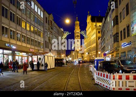 Augusta, Baviera, Germania - 5 dicembre 2024: Maximilianstraße ad Augusta con le luci natalizie e una vista sul mercato di Natale di notte *** Die Maximilianstraße ad Augusta mit festlicher Weihnachtsbeleuchtung und Blick auf den Christkindlmarkt bei Nacht Foto Stock