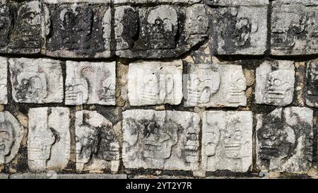 Rilievi cranici, tableaux di oltre 300 rilievi sul Tzompantli o piattaforma dei teschi, che mostrano teste nemiche nel complesso di Chichen Itza, Messico Foto Stock