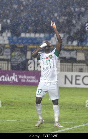 Bandung, Indonesia. 5 dicembre 2024. Jean Evrard Kouassi dello Zhejiang FC celebra il punteggio ottenuto durante la partita di calcio del gruppo F della AFC Champions League due tra il Persib Bandung indonesiano e il Zhejiang FC cinese a Bandung, Indonesia, il 5 dicembre 2024. Crediti: Septianjar Muharam/Xinhua/Alamy Live News Foto Stock