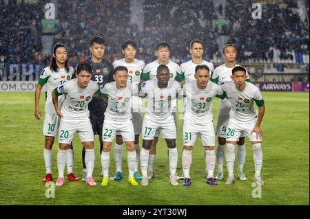 Bandung, Indonesia. 5 dicembre 2024. I giocatori di partenza dello Zhejiang FC posano per una foto prima della partita di calcio del gruppo F della AFC Champions League Two tra l'indonesiano Persib Bandung e il cinese Zhejiang FC a Bandung, Indonesia, il 5 dicembre 2024. Crediti: Septianjar Muharam/Xinhua/Alamy Live News Foto Stock