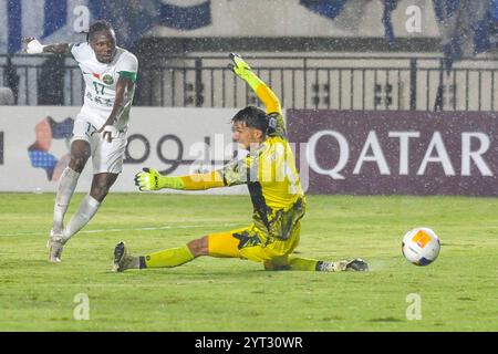 Bandung, Indonesia. 5 dicembre 2024. Jean Evrard Kouassi (L) dello Zhejiang FC vies con il portiere del Persib Bandung Kevin Ray Mendoza durante la partita di calcio del gruppo F della AFC Champions League due tra l'indonesiano Persib Bandung e il cinese Zhejiang FC a Bandung, Indonesia, il 5 dicembre 2024. Crediti: Septianjar Muharam/Xinhua/Alamy Live News Foto Stock