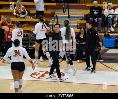 Austin, Texas, Stati Uniti. 5 dicembre 2024. L'assistente allenatore della USC Tyler Hildebrand e il capo allenatore Brad Keller (a destra) durante la partita del primo turno del torneo femminile di pallavolo NCAA Division i tra USC e UT-Arlington il 5 dicembre 2024 ad Austin, Texas. USC ha vinto il match 3-0 (Credit Image: © Scott Coleman/ZUMA Press Wire) SOLO PER USO EDITORIALE! Non per USO commerciale! Foto Stock