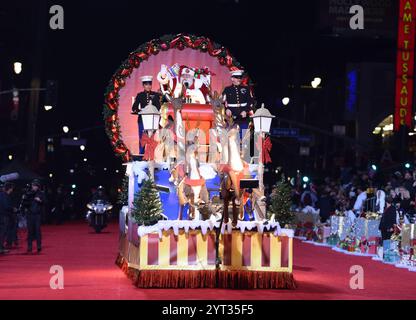 "Babbo Natale e renne" hanno fatto la loro ultima apparizione, inviando meravigliosi auguri di vacanza alla gente. Los Angeles, USA. 1 dicembre 2024. La 92a Hollywood Christmas Parade ha fatto il suo grande debutto sulla Walk of Fame a Los Angeles, USA, 1 dicembre 2024 ora locale. Crediti: Zhang Shuo/China News Service/Alamy Live News Foto Stock