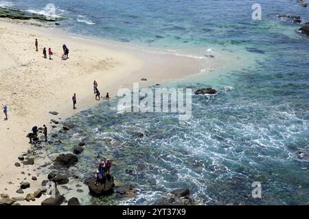 Vista aerea, i turisti locali visitano Papuma Beach. Foto Stock