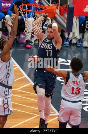 Washington, Stati Uniti. 5 dicembre 2024. WASHINGTON, DC - 5 DICEMBRE: La guardia dei Dallas Mavericks Luka Doncic (77) con la palla sotto il cesto durante una partita NBA tra i Washington Wizards e i Dallas Mavericks, il 5 dicembre 2024, alla Capital One Arena, a Washington, DC. Crediti: SIPA USA/Alamy Live News Foto Stock