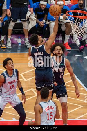 Washington, Stati Uniti. 5 dicembre 2024. WASHINGTON, DC - 5 DICEMBRE: I Dallas Mavericks guardano Quentin Grimes (5) per un punteggio durante una partita NBA tra i Washington Wizards e i Dallas Mavericks, il 5 dicembre 2024, alla Capital One Arena, a Washington, DC. Crediti: SIPA USA/Alamy Live News Foto Stock