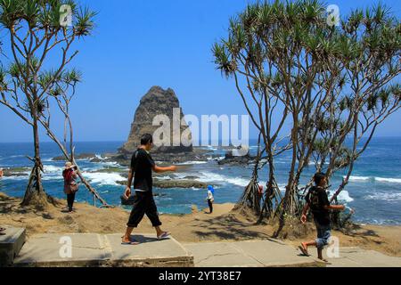 I turisti locali visitano Papuma Beach. Tanjung Papuma è un tipo di spiaggia con grandi onde che si affacciano direttamente sull'Oceano Indiano. Foto Stock