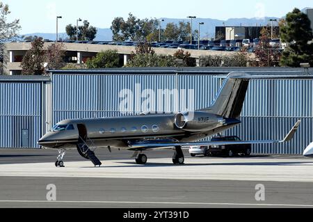 Santa Monica, California: Jet privato, elicottero, piccolo aereo in volo tutto il giorno, nel mezzo di Santa Monica. Foto Stock