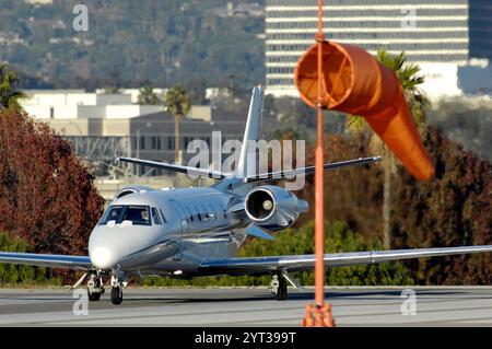 Santa Monica, California: Jet privato, elicottero, piccolo aereo in volo tutto il giorno, nel mezzo di Santa Monica. Foto Stock