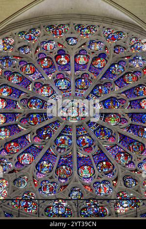Parigi, Francia. 30 novembre 2024. Questa foto mostra la vista interna della cattedrale di Notre-Dame prima della sua riapertura a Parigi, Francia, 30 novembre 2024. Le cerimonie di riapertura della cattedrale di Notre-Dame, danneggiata da un enorme incendio nel 2019, si terranno il 7 e l'8 dicembre. Crediti: Julio piatti/Xinhua/Alamy Live News Foto Stock
