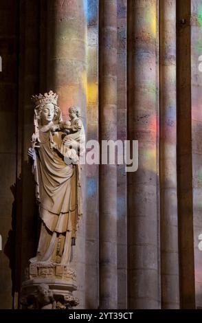 Parigi, Francia. 5 dicembre 2024. Questa foto mostra la vista interna della cattedrale di Notre-Dame prima della sua riapertura a Parigi, Francia, 5 dicembre 2024. Le cerimonie di riapertura della cattedrale di Notre-Dame, danneggiata da un enorme incendio nel 2019, si terranno il 7 e l'8 dicembre. Crediti: Pascal Lemaitre/Xinhua/Alamy Live News Foto Stock