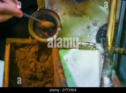 Istanbul, Turchia. 5 dicembre 2024. Un lavoratore aggiunge la polvere di caffè ad un utensile in un caffè a Istanbul, Turchia, 5 dicembre 2024. Celebrato ogni anno il 5 dicembre, il giorno commemora il riconoscimento della cultura e della tradizione del caffè turco come parte del patrimonio culturale immateriale dell'UNESCO dal 2013. Crediti: Liu lei/Xinhua/Alamy Live News Foto Stock