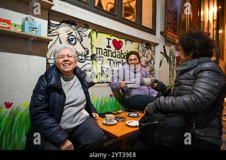 Istanbul, Turchia. 5 dicembre 2024. I consumatori possono gustare caffè turco fuori da un caffè a Istanbul, Turchia, 5 dicembre 2024. Celebrato ogni anno il 5 dicembre, il giorno commemora il riconoscimento della cultura e della tradizione del caffè turco come parte del patrimonio culturale immateriale dell'UNESCO dal 2013. Crediti: Liu lei/Xinhua/Alamy Live News Foto Stock