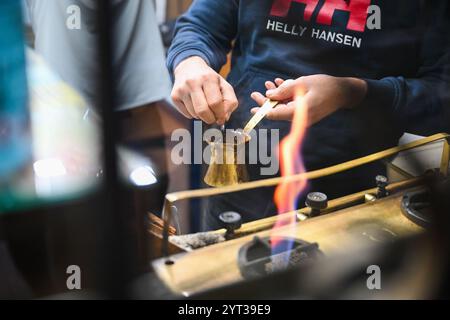 Istanbul, Turchia. 5 dicembre 2024. Un lavoratore prepara caffè turco in un caffè a Istanbul, Turchia, 5 dicembre 2024. Celebrato ogni anno il 5 dicembre, il giorno commemora il riconoscimento della cultura e della tradizione del caffè turco come parte del patrimonio culturale immateriale dell'UNESCO dal 2013. Crediti: Liu lei/Xinhua/Alamy Live News Foto Stock