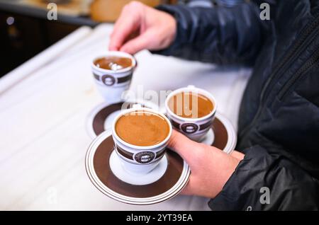 Istanbul, Turchia. 5 dicembre 2024. Un lavoratore si prepara a servire il caffè turco ai clienti in un caffè a Istanbul, Turchia, 5 dicembre 2024. Celebrato ogni anno il 5 dicembre, il giorno commemora il riconoscimento della cultura e della tradizione del caffè turco come parte del patrimonio culturale immateriale dell'UNESCO dal 2013. Crediti: Liu lei/Xinhua/Alamy Live News Foto Stock