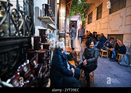 Istanbul. 5 dicembre 2024. Questa foto scattata il 5 dicembre 2024 mostra i consumatori fuori da un caffè a Istanbul, Turchia. Celebrato ogni anno il 5 dicembre, il giorno commemora il riconoscimento della cultura e della tradizione del caffè turco come parte del patrimonio culturale immateriale dell'UNESCO dal 2013. Crediti: Liu lei/Xinhua/Alamy Live News Foto Stock