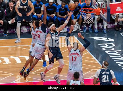 Washington, Stati Uniti. 5 dicembre 2024. WASHINGTON, DC - DICEMBRE 05: La guardia dei Dallas Mavericks Klay Thompson (31) si batte in una partita NBA tra i Washington Wizards e i Dallas Mavericks, il 5 dicembre 2024, alla Capital One Arena, a Washington, DC. Crediti: SIPA USA/Alamy Live News Foto Stock