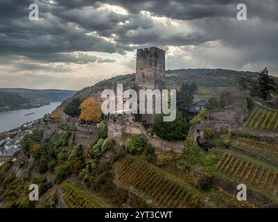 Vista aerea del castello medievale dei cavalieri di Gutenfels sopra il fiume Reno in Germania, con un suggestivo cielo colorato al tramonto Foto Stock