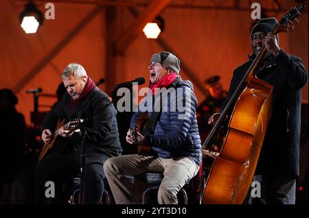 Virginia. 5 dicembre 2024. Il cantante James Taylor, Right, e la sua band si esibiscono alla 102a National Christmas Tree Lighting Ceremony on the Ellipse alla Casa Bianca e al President's Park di Washington, DC, giovedì 5 dicembre 2024. L'albero di quest'anno è un abete rosso di 35 piedi proveniente dalle foreste nazionali di George Washington e Jefferson in Virginia. Credito: Bonnie Cash/Pool tramite CNP/dpa/Alamy Live News Foto Stock