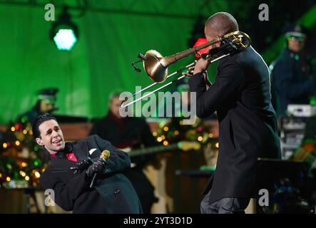 Virginia. 5 dicembre 2024. Il cantautore Stephen Sanchez e il musicista Trombone Shorty si esibiscono alla 102a National Christmas Tree Lighting Ceremony on the Ellipse presso la Casa Bianca e il President's Park a Washington DC giovedì 5 dicembre 2024. L'albero di quest'anno è un abete rosso di 35 piedi proveniente dalle foreste nazionali di George Washington e Jefferson in Virginia. Credito: Bonnie Cash/Pool tramite CNP/dpa/Alamy Live News Foto Stock