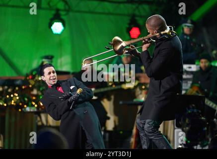 Virginia. 5 dicembre 2024. Il cantautore Stephen Sanchez e il musicista Trombone Shorty si esibiscono alla 102a National Christmas Tree Lighting Ceremony on the Ellipse presso la Casa Bianca e il President's Park a Washington DC giovedì 5 dicembre 2024. L'albero di quest'anno è un abete rosso di 35 piedi proveniente dalle foreste nazionali di George Washington e Jefferson in Virginia. Credito: Bonnie Cash/Pool tramite CNP/dpa/Alamy Live News Foto Stock