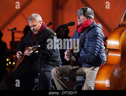 Virginia. 5 dicembre 2024. Il cantante James Taylor, Right, e la sua band si esibiscono alla 102a National Christmas Tree Lighting Ceremony on the Ellipse alla Casa Bianca e al President's Park di Washington, DC, giovedì 5 dicembre 2024. L'albero di quest'anno è un abete rosso di 35 piedi proveniente dalle foreste nazionali di George Washington e Jefferson in Virginia. Credito: Bonnie Cash/Pool tramite CNP/dpa/Alamy Live News Foto Stock