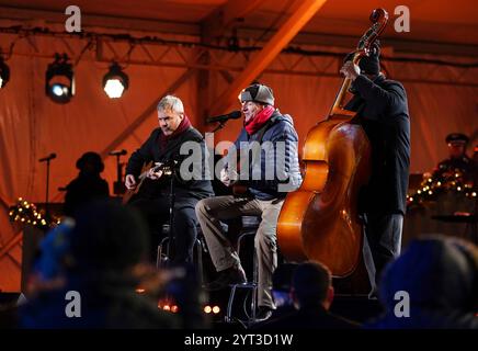 Virginia. 5 dicembre 2024. Il cantante James Taylor, Center, e la sua band si esibiscono alla 102a National Christmas Tree Lighting Ceremony on the Ellipse alla Casa Bianca e al President's Park di Washington, DC, giovedì 5 dicembre 2024. L'albero di quest'anno è un abete rosso di 35 piedi proveniente dalle foreste nazionali di George Washington e Jefferson in Virginia. Credito: Bonnie Cash/Pool tramite CNP/dpa/Alamy Live News Foto Stock