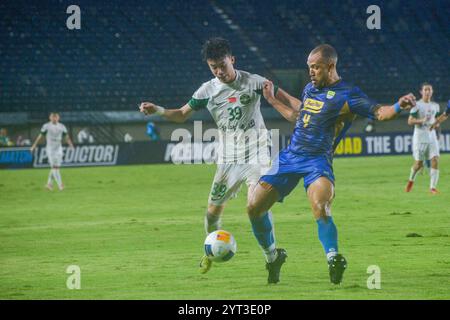 AFC CHAMPIONS LEAGUE TWO PERSIB BANDUNG FC VS ZHENJIANG FC Wang Yudong dello Zhejiang FC ha lasciato combattimenti per il pallone con Gustavo De Franca del Persib Bandung FC proprio durante la partita AFC Champions League Two al si Jalak Harupat Stadium, Bandung, West Java, Indonesia 5 dicembre 2024. La partita è stata vinta dallo Zhenjiang FC con un punteggio di 3-4. IMAGO/KHAIRIZAL MARIS Bandung West Java Indonesia Copyright: XKharizalxMarisxKhairizalxMarisx AFC CHAMPIONS LEAGUE TWO PERSIB BANDUNG FC VS ZHENJIANG FC 09 Foto Stock