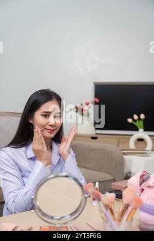 Asiatico bellezza vlogger preparazione pelle per applicazione trucco Foto Stock
