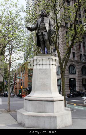 Statua di Benjamin Franklin, di Ernst Plassman, inaugurata nel 1872, a Lower Manhattan, New York, NEW YORK, STATI UNITI Foto Stock