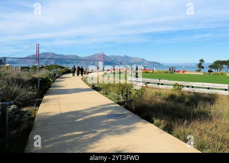 Percorso a piedi al Tunnel Tops Park, al Presidio, San Francisco, California; vista del Golden Gate Bridge in lontananza in una giornata invernale limpida e blu. Foto Stock