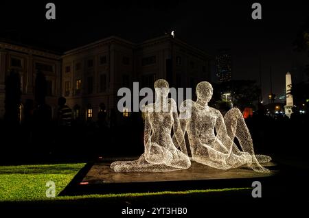 Les voyageurs in mostra durante le notti sul fiume Singapore 2015. Sculture di figure umane. Artista: Cedric le Borgne Foto Stock