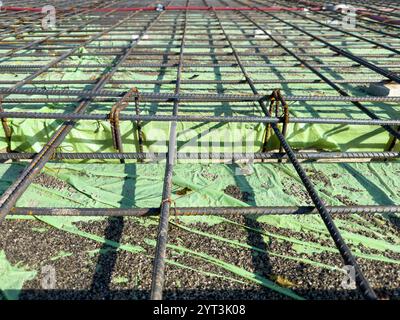 Primo piano di una struttura a rete in acciaio utilizzato come rinforzo di cemento in un progetto di costruzione. Foto Stock