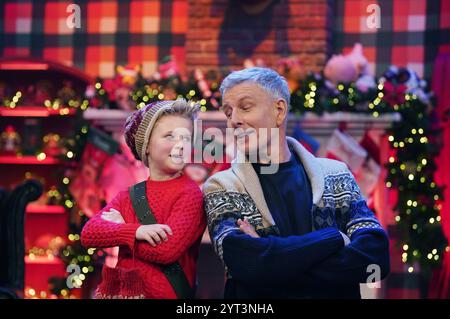 Ospite del Late Late Show Patrick Kielty con Louis Hanna (6), da Dublino, alla presentazione del tema e set per il Late Late Toy Show, presso gli studi RTE di Dublino. Data foto: Giovedì 5 dicembre 2024. Foto Stock